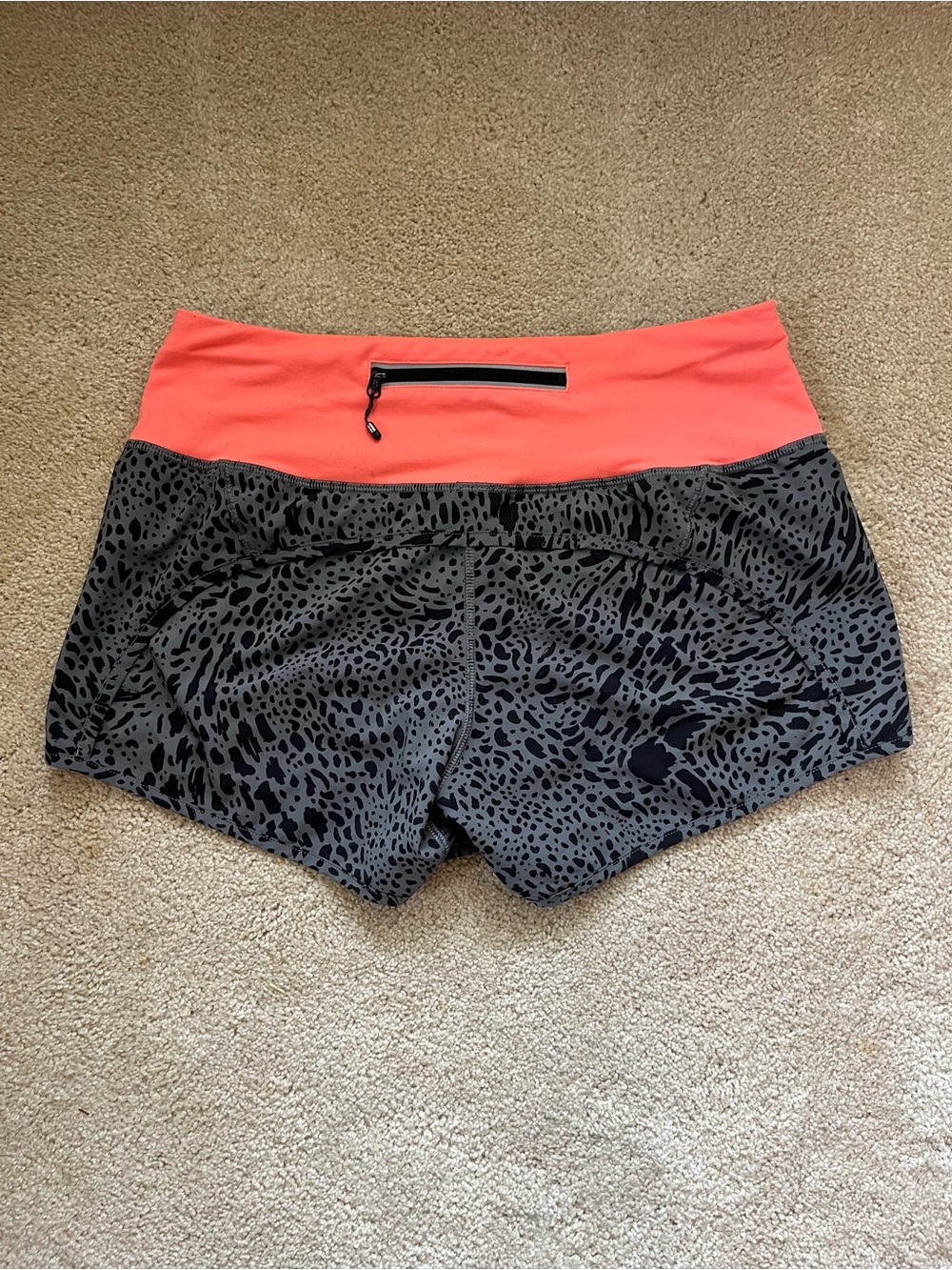 lululemon Speed-Up Coral Waistband Gray Animal-Print Athletic Shorts 2.5 inseam - Picture 2 of 5